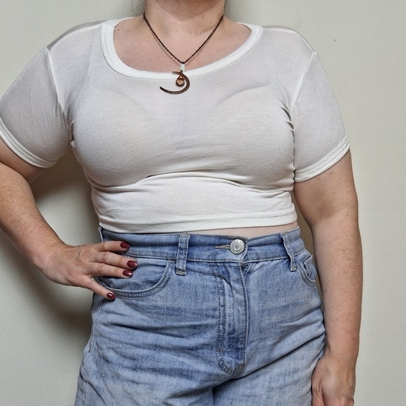 Emma & Sam White Cropped Tee Size Medium - Picture 1 of 6